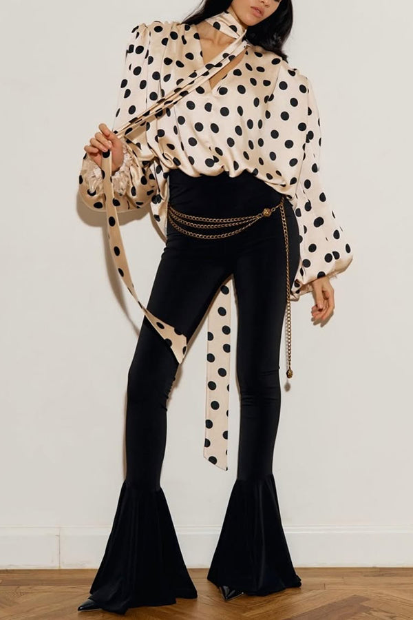 Blusa holgada Chrissa de satén con estampado de lunares, ribete de encaje, cuello con lazada y manga globo
