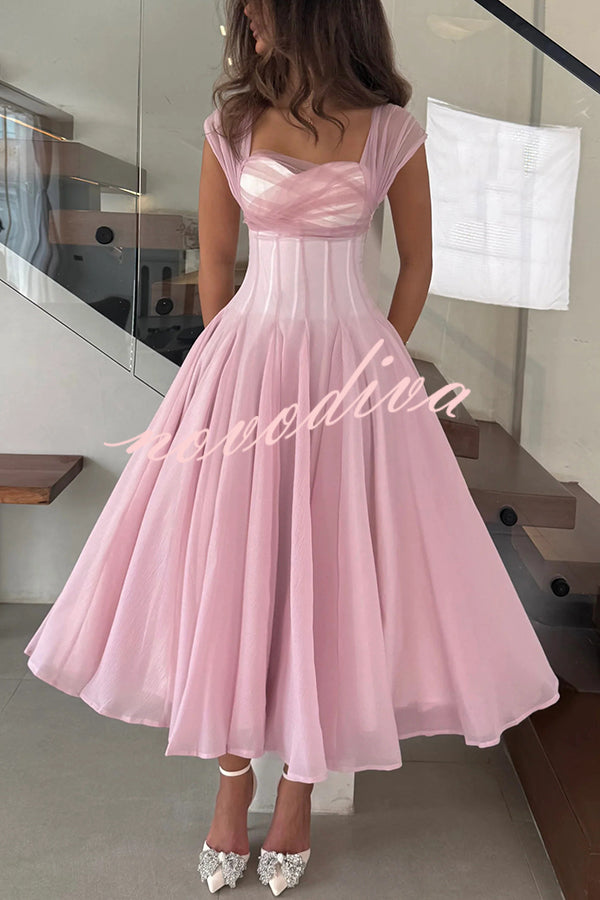 Vestido largo elegante sin mangas de tul con cintura entallada y falda con mucho vuelo