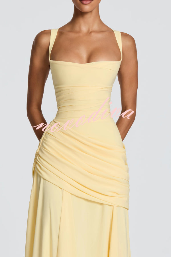 Vestido largo elegante y ajustado de tirantes finos con escote cuadrado y plisado