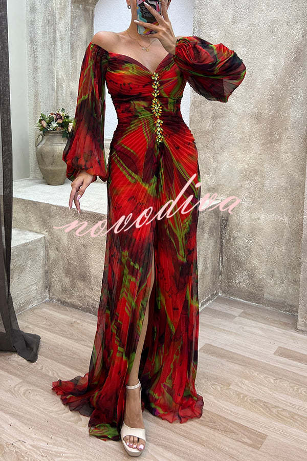 Vestido largo estampado con hombros descubiertos, adornos brillantes, plisado y abertura