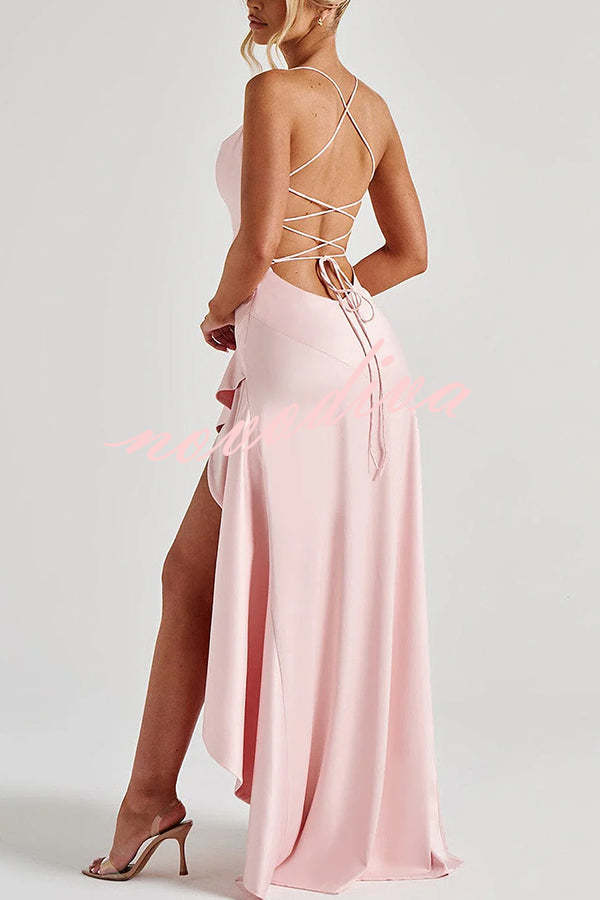 Vestido largo Samira de satén con volantes, bajo asimétrico, abertura y lazada en la espalda
