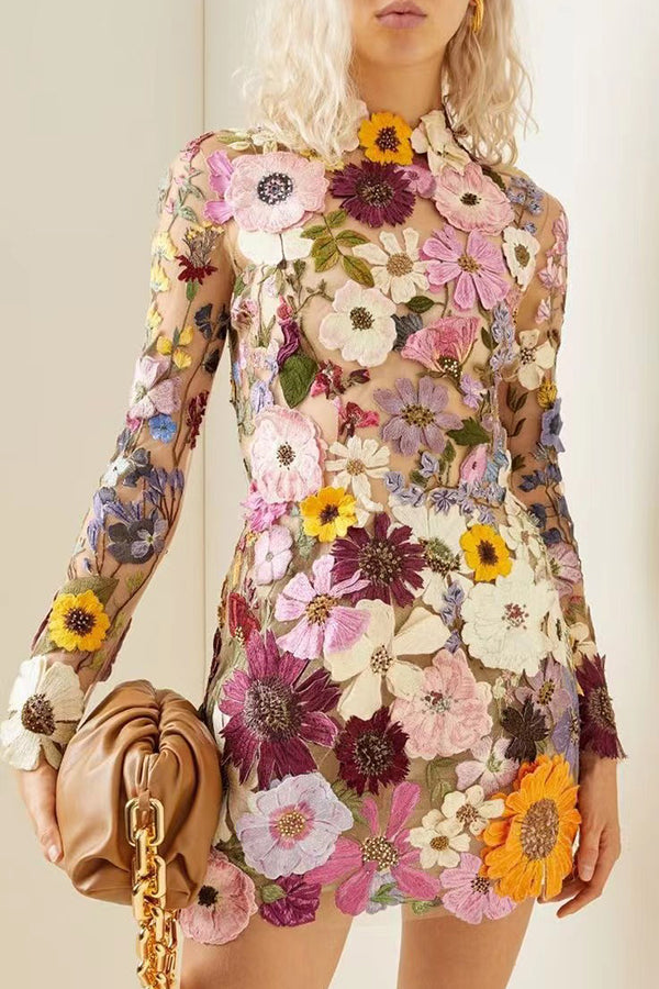 Minivestido Elegantly Enchanted con flores aplicadas, espalda descubierta y manga larga