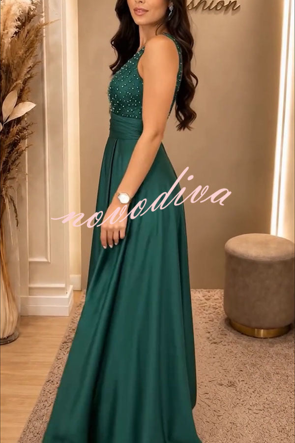 Vestido largo de gala Gran Baile de satén con detalles de pedrería, escote de pico y bajo plisado