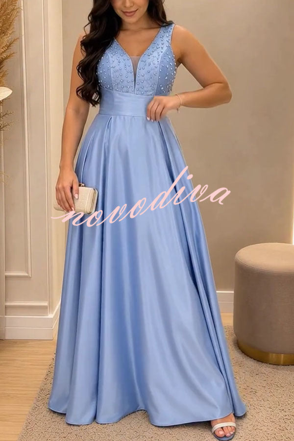 Vestido largo de gala Gran Baile de satén con detalles de pedrería, escote de pico y bajo plisado