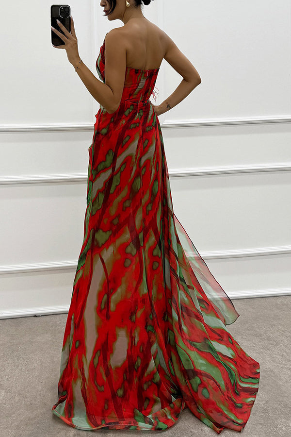 Vestido largo Amazing Views con estampado acuarela, detalle de rosa con plumas, hombros descubiertos, plisado y abertura