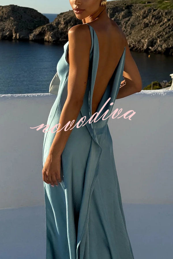 Vestido largo Flowing Elegance de satén con cuello drapeado, espalda descubierta, volantes y abertura