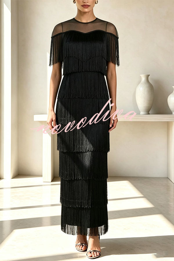Vestido midi Elowyn de malla con flecos escalonados de patchwork, cuello redondo y manga capa