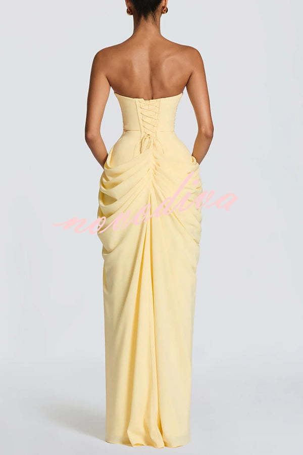 Vestido largo Cyra palabra de honor con plisado asimétrico, abertura y lazada en la espalda