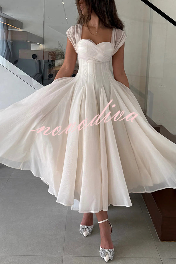 Vestido largo elegante sin mangas de tul con cintura entallada y falda con mucho vuelo