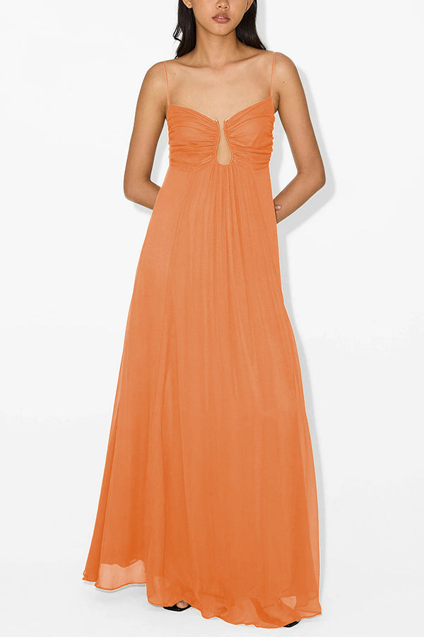 Vestido largo lencero evasé con espalda fruncida y detalle calado metálico, suave y elegante