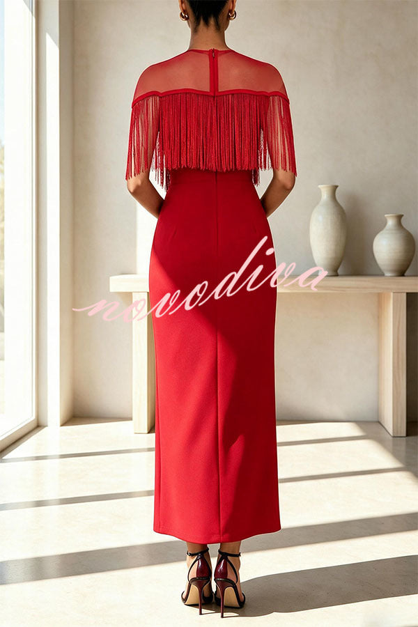 Vestido midi Elowyn de malla con flecos escalonados de patchwork, cuello redondo y manga capa