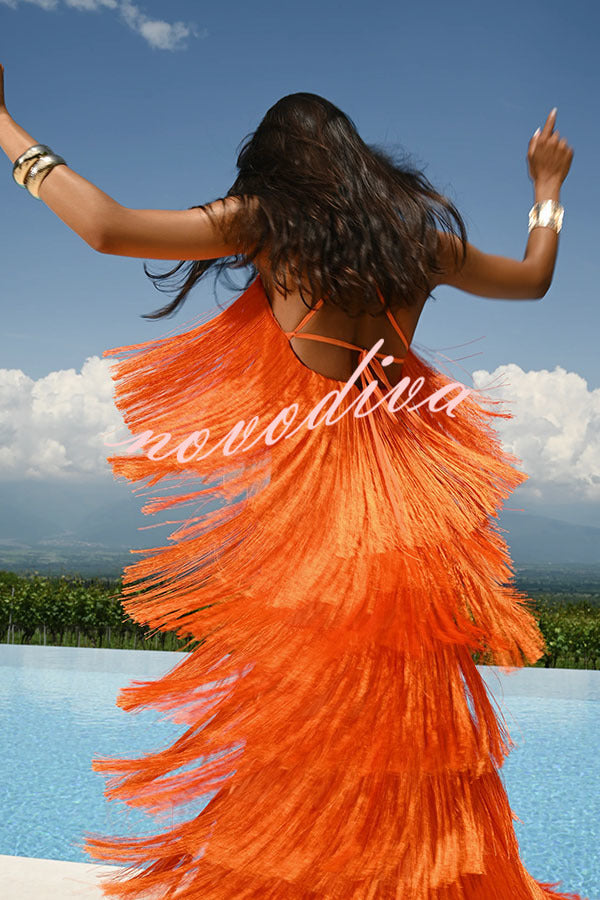 Vestido largo Dynamic Beauty con flecos superpuestos y lazada en la espalda