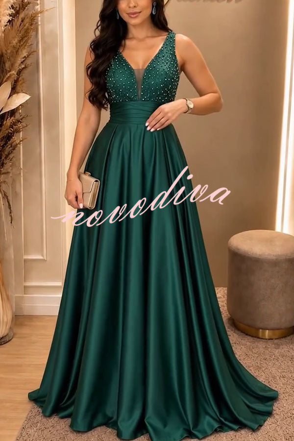 Vestido largo de gala Gran Baile de satén con detalles de pedrería, escote de pico y bajo plisado