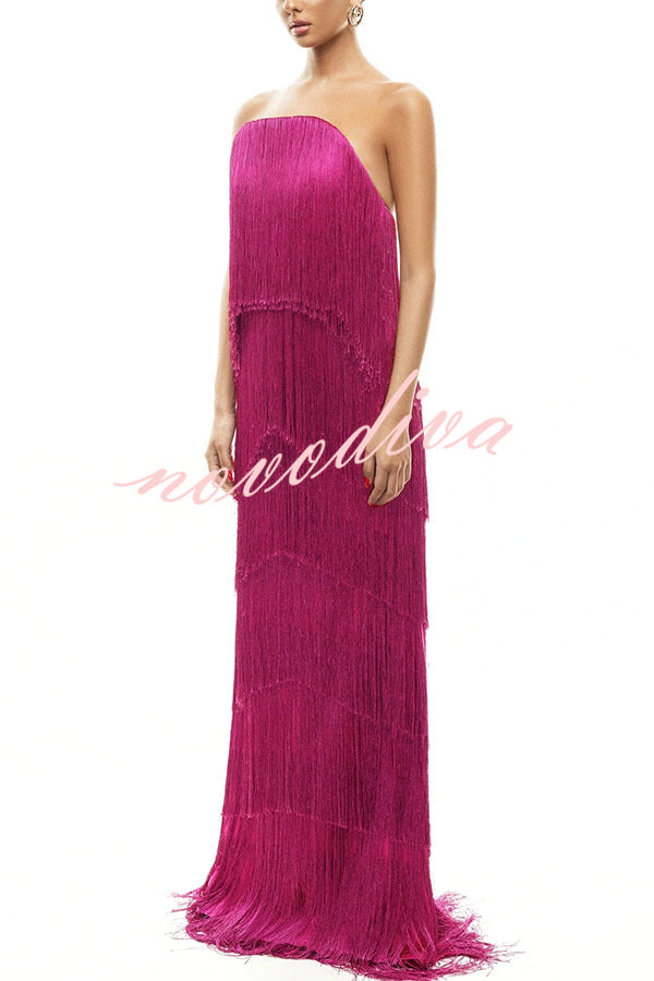 Vestido largo Reina de la Fiesta con flecos en capas, hombros descubiertos y lazada en la espalda