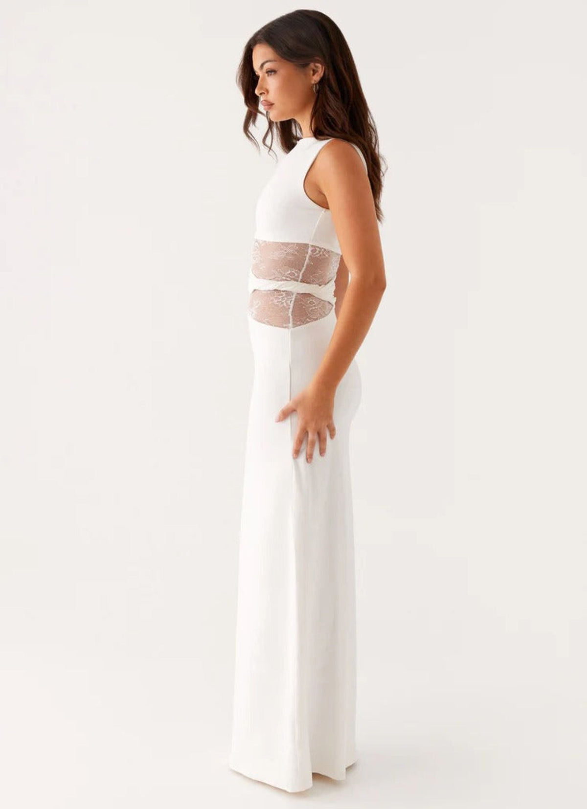 Liora | Vestido largo favorecedor con sutiles aberturas y cordones