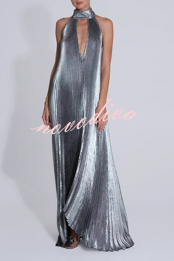 Vestido largo Celebration Party de tejido metalizado plisado con cuello halter, escote en V profundo y corte en A