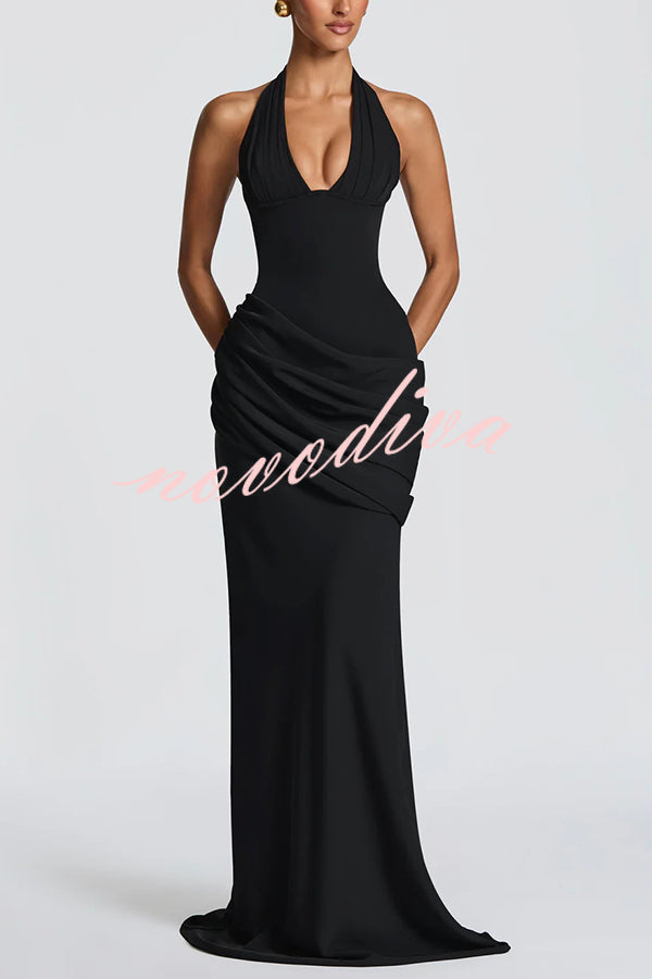 Vestido largo Nehemia con cuello halter, escote de pico, lazada en la espalda y paneles drapeados plisados asimétricos