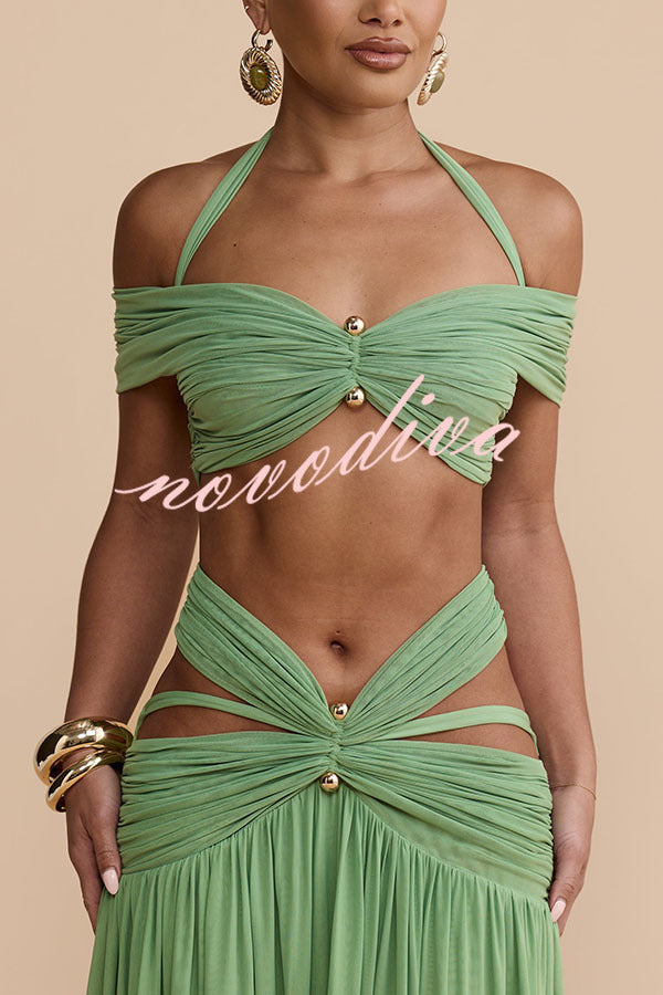 Top corto halter Martina de malla elástica con detalle metálico dorado, fruncido y escote corazón, ideal para vacaciones
