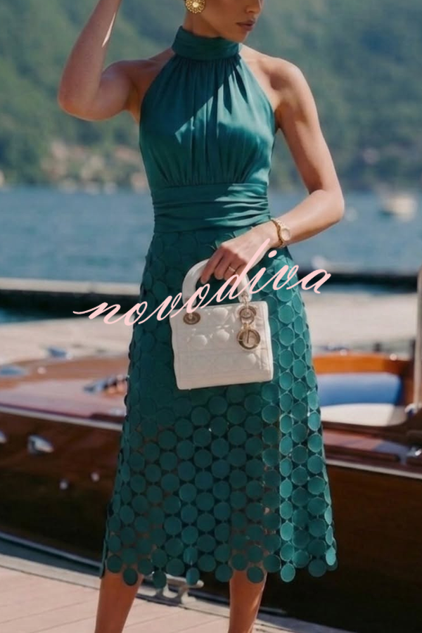Vestido midi Janice de satén fruncido con cuello halter, sin mangas y bajo bordado de lunares