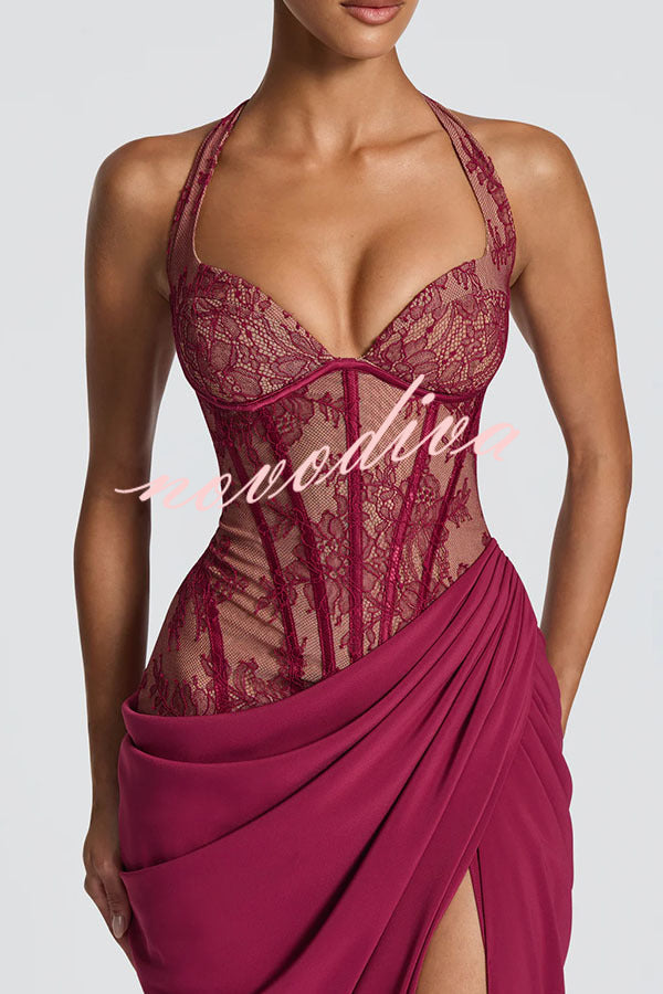 Vestido largo halter Bonita con encaje floral en contraste, detalle estructural, plisado asimétrico y abertura