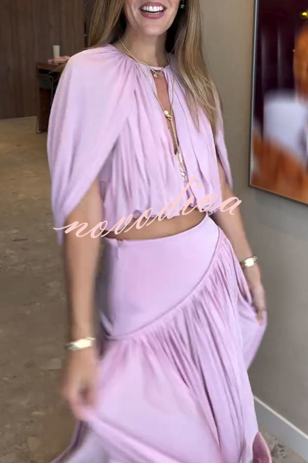 Conjunto Venus de top corto fruncido con abertura en el cuello y en las mangas y falda larga plisada de tiro alto