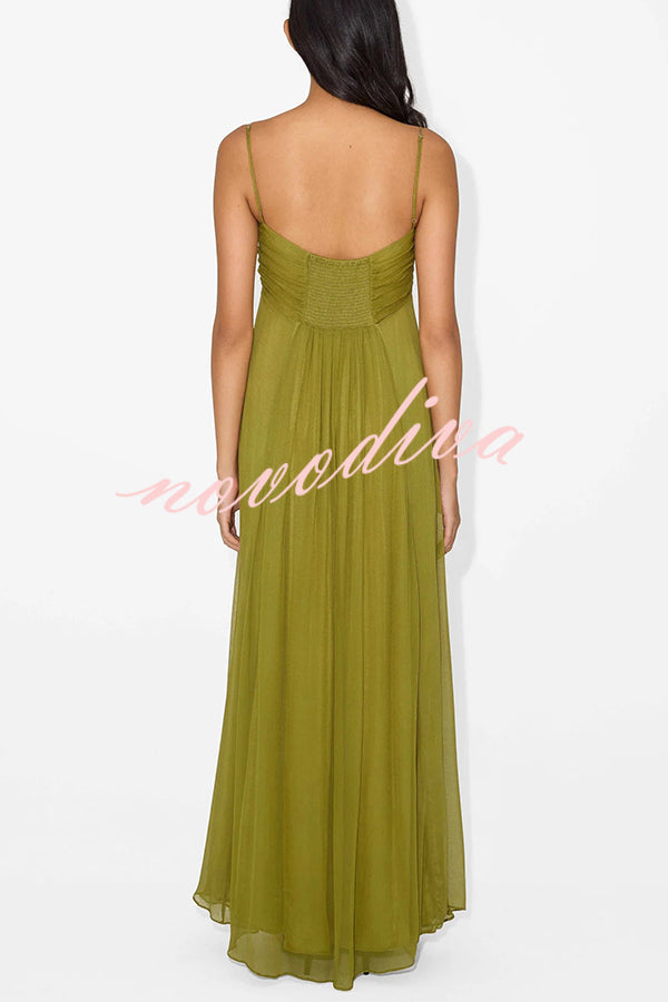 Vestido largo lencero evasé con espalda fruncida y detalle calado metálico, suave y elegante