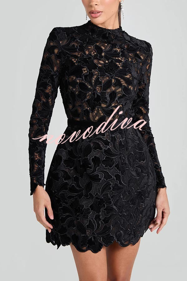 Minivestido tulipán Lydia de encaje floral bordado con manga larga y cinturón