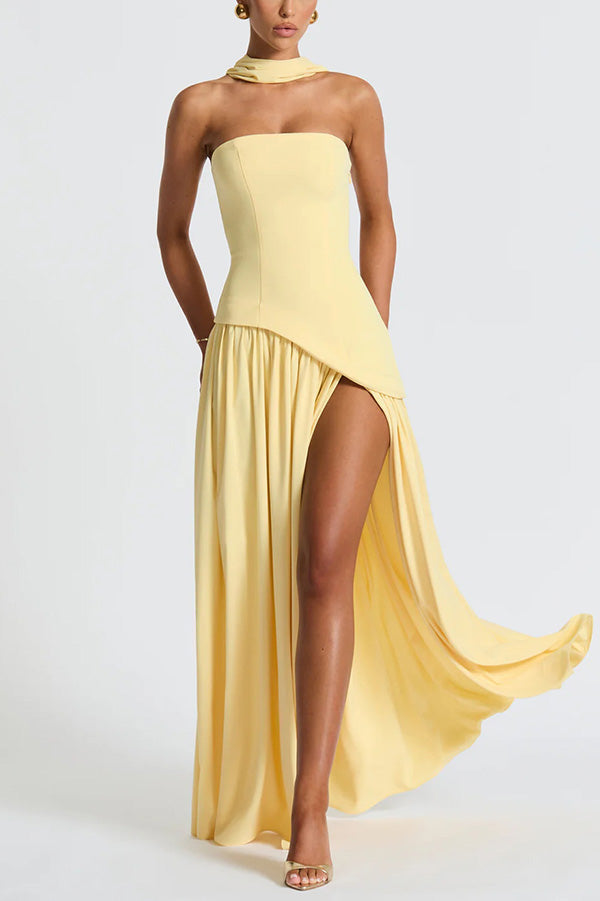 Vestido largo elegante de gasa con hombros descubiertos, bajo plisado, pañuelo y abertura