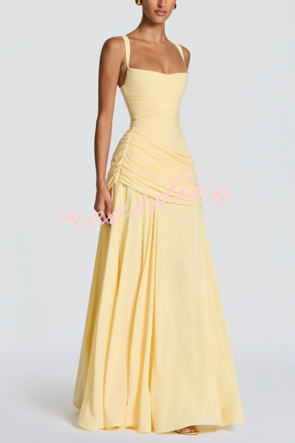 Vestido largo elegante y ajustado de tirantes finos con escote cuadrado y plisado