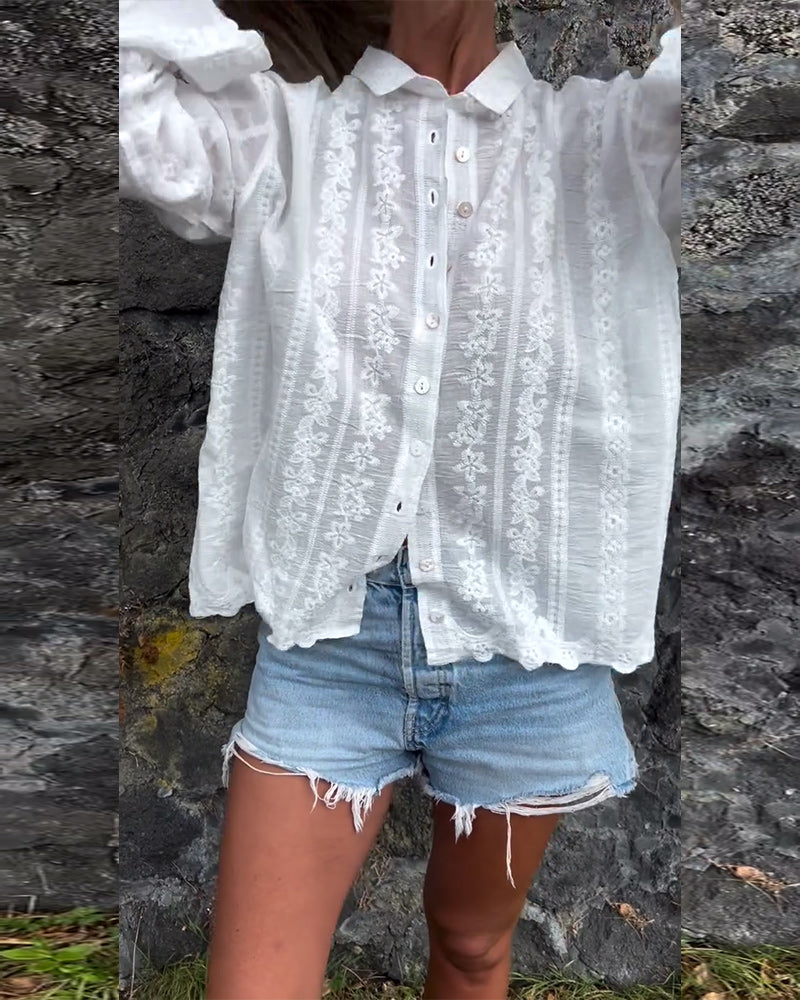 Amery – Blusa Romántica Bordada con Botones