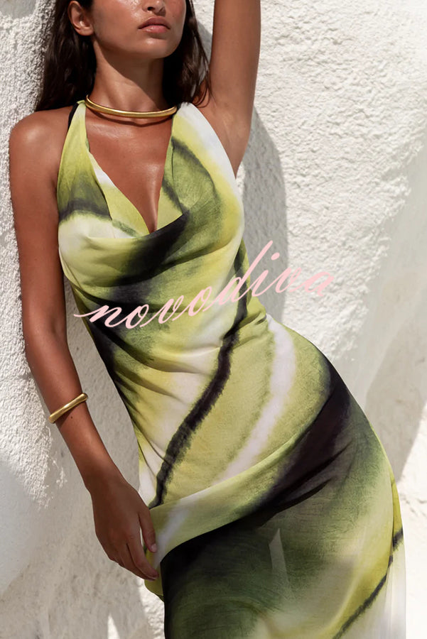 Vestido largo Misha estampado con escote drapeado y cuello halter con lazada, ideal para vacaciones