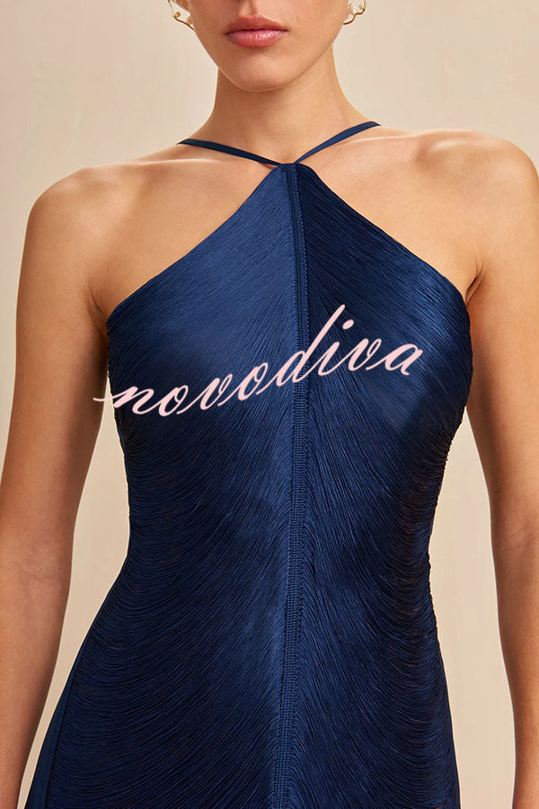 Vestido largo Sexy Toda la Noche metalizado con cuello halter, espalda descubierta, flecos y abertura