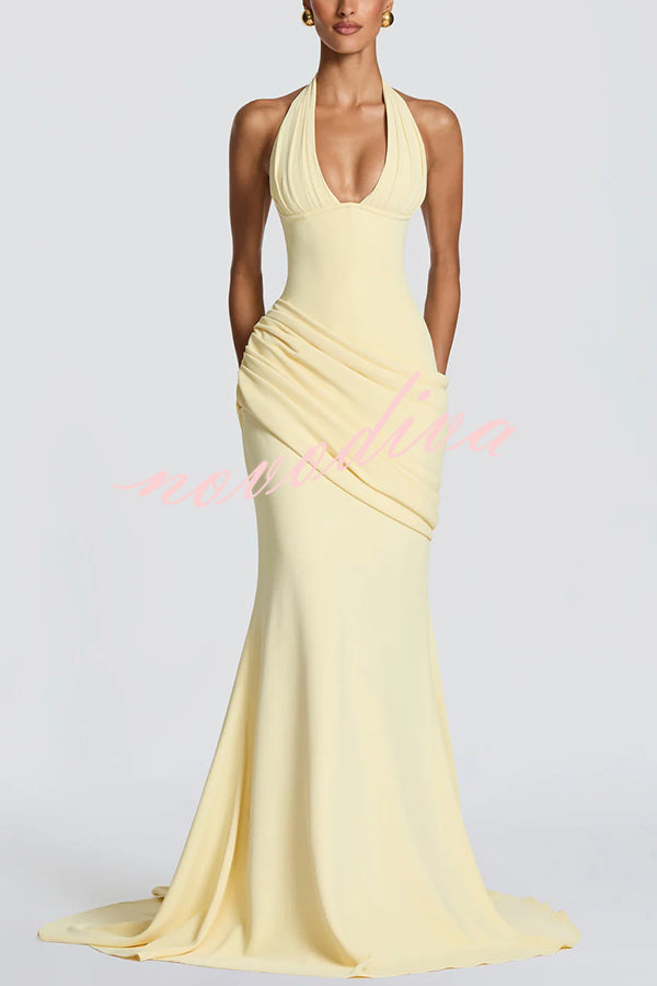 Vestido largo Nehemia con cuello halter, escote de pico, lazada en la espalda y paneles drapeados plisados asimétricos