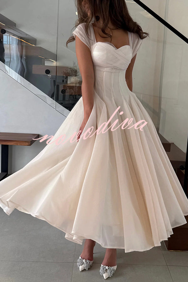 Vestido largo elegante sin mangas de tul con cintura entallada y falda con mucho vuelo