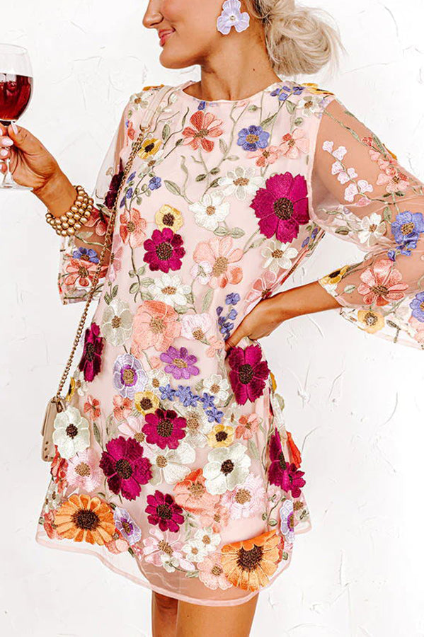 Minivestido Dahlia Dreaming con flores bordadas aplicadas y media manga