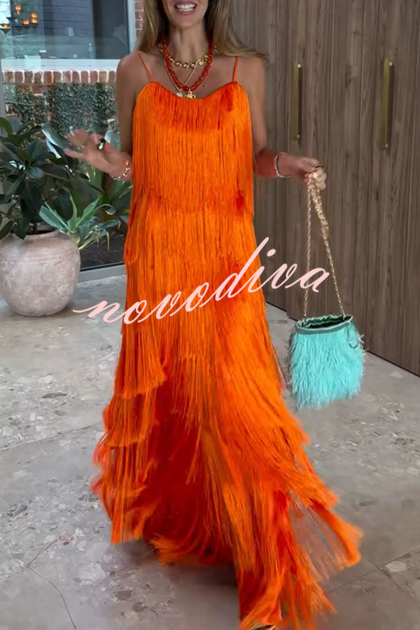 Vestido largo Dynamic Beauty con flecos superpuestos y lazada en la espalda