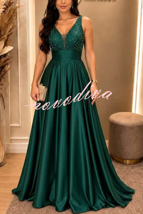 Vestido largo de gala Gran Baile de satén con detalles de pedrería, escote de pico y bajo plisado