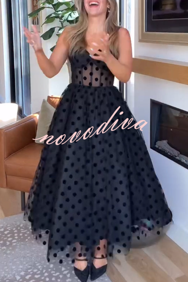 Vestido midi evasé Invitada Perfecta de tul de lunares con escote corazón tipo bustier