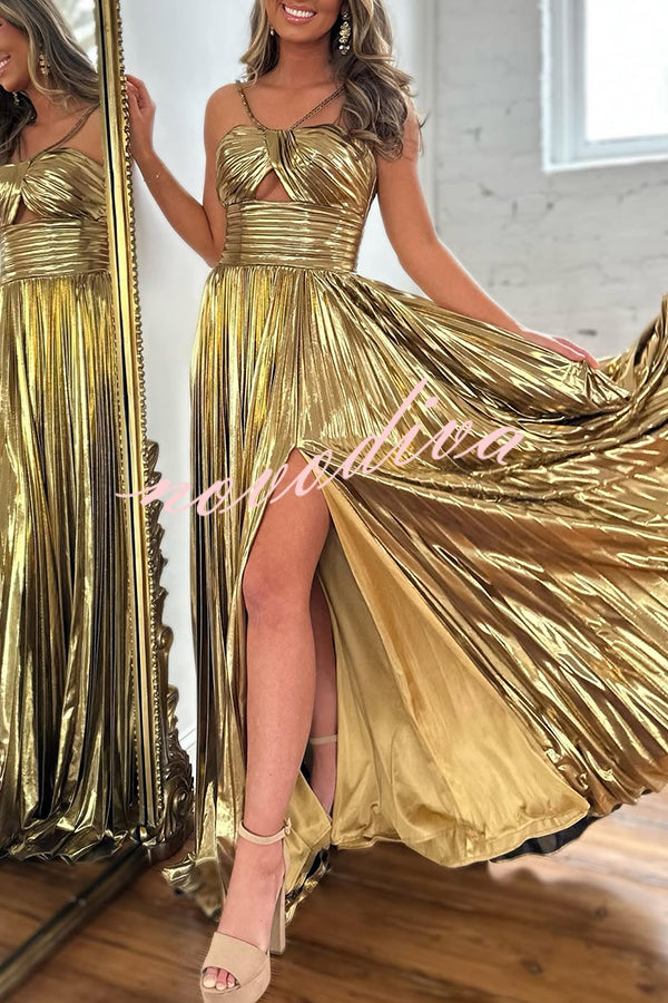 Vestido largo plisado Estilo Reina de tejido metalizado con escote cruzado, abertura y calado