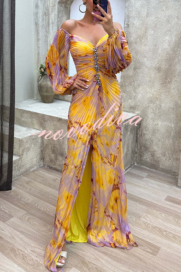 Vestido largo estampado con hombros descubiertos, adornos brillantes, plisado y abertura
