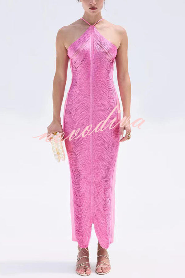 Vestido largo Sexy Toda la Noche metalizado con cuello halter, espalda descubierta, flecos y abertura