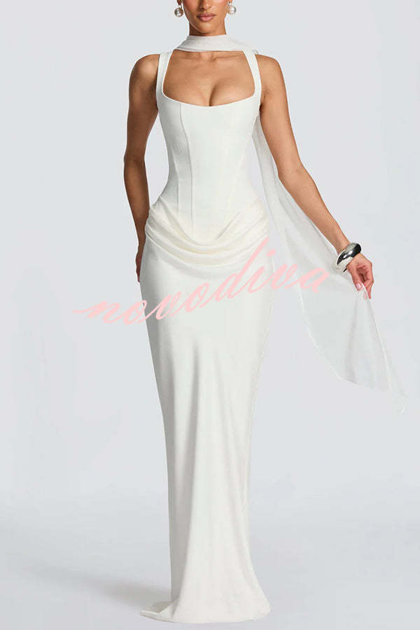 Vestido largo Larrah con escote cuadrado, lazada en la espalda y bajo drapeado de satén