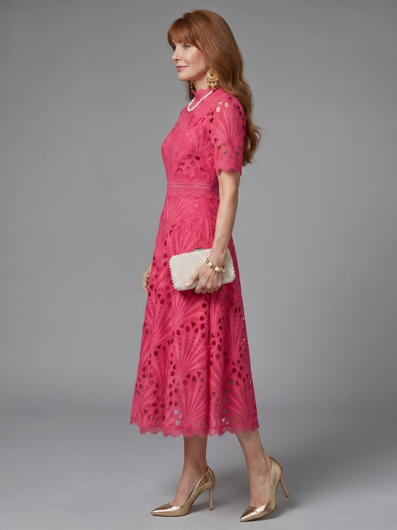 Bonnie | Vestido Midi de Manga Corta con Ojales y Cintura Entallada