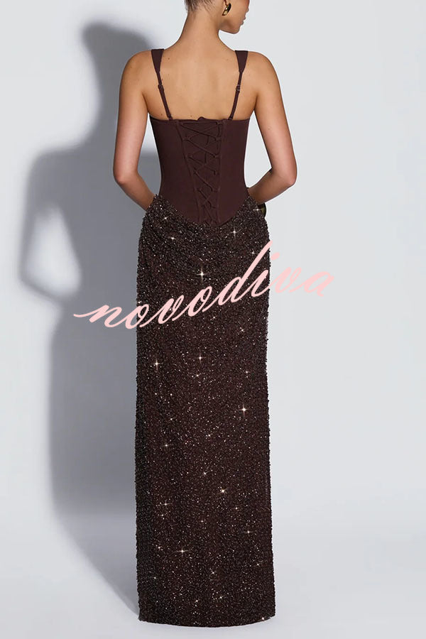 Vestido largo Yeona con escote cuadrado, lazada en la espalda, adornos de lentejuelas y capa drapeada