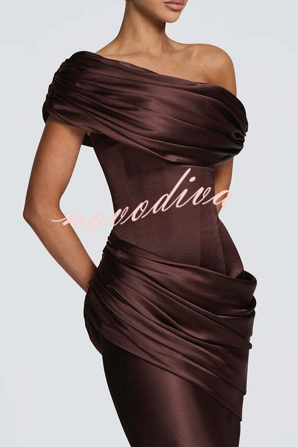 Vestido largo Ella de satén con hombro descubierto asimétrico desmontable, panel drapeado y lazada en la espalda