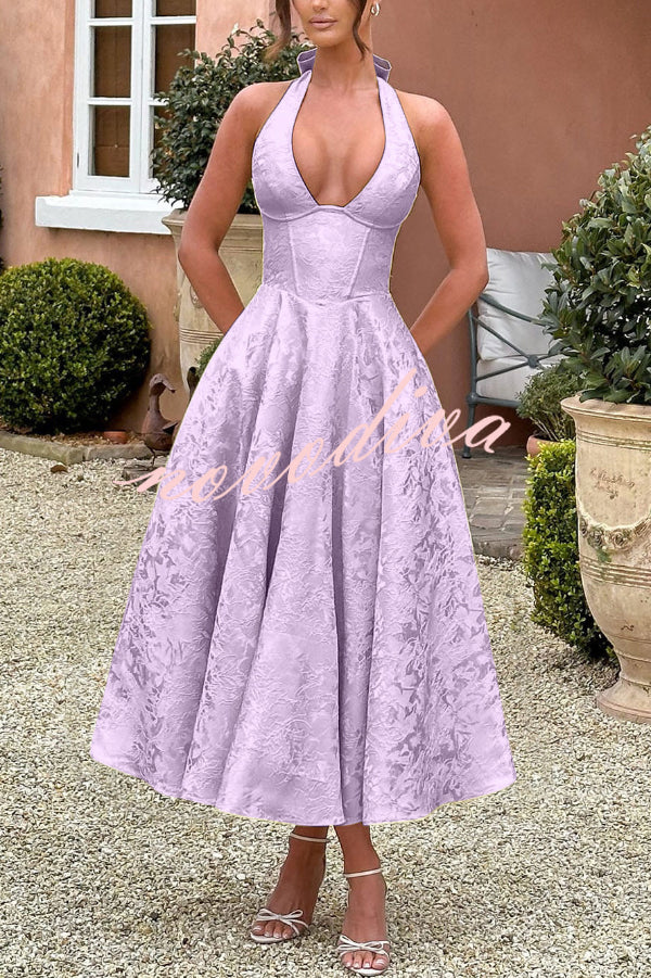 Vestido midi elegante de jacquard con cuello halter, cintura entallada y espalda abierta