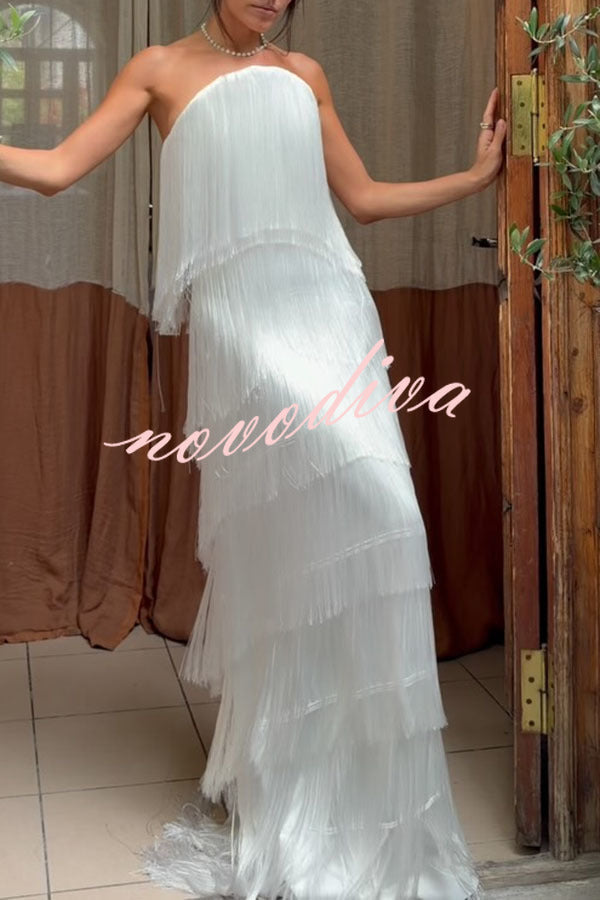 Vestido largo Reina de la Fiesta con flecos en capas, hombros descubiertos y lazada en la espalda