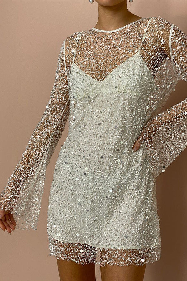 Minivestido brillante de lentejuelas y perlas con combinación por separado