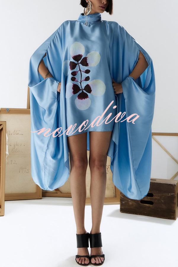 Minivestido holgado Luisa de satén con estampado floral, plisado, cuello alto y manga murciélago con aberturas