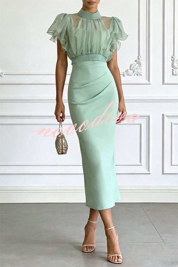 Conjunto de dos piezas de top transparente con cuello alto, manga con volantes y lazada en la espalda y vestido midi lencero fruncido